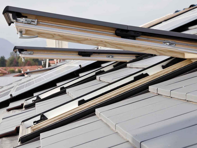 Ferramenta in acciaio Roto applicata a finestre per tetti