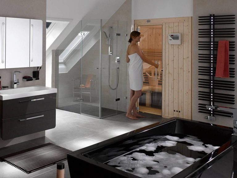 bad-modern-mit-sauna-dunkle-moebel-und-wanne