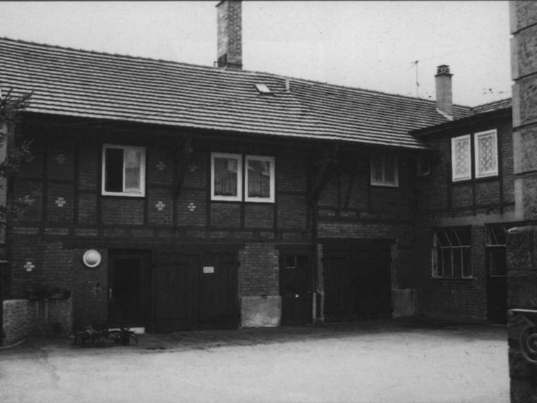 Ein altes schwarz weiß Foto der Garage in der die Roto-Firmengeschichte begann
