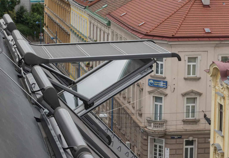 Geöffnetes Dachfenster mit geschlossener Außenmarkise