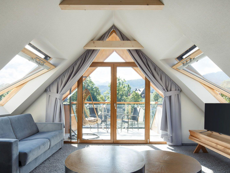 Finestre per tetti Roto, produzione e qualità tedesca in casa: Più luce naturale e abbinamenti cromatici per una zona living di benessere e tendenza.
