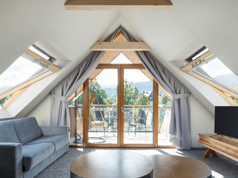 Finestre per tetti Roto, produzione e qualità tedesca in casa: Più luce naturale e abbinamenti cromatici per una zona living di benessere e tendenza.