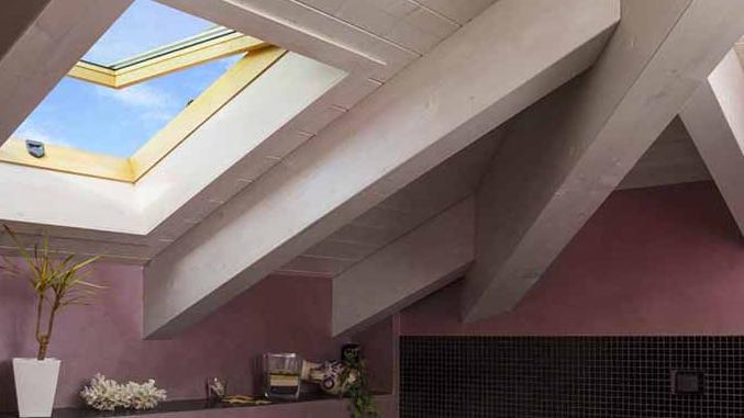Progetto Studio Legno: finestra per tetti Roto con apertura a 3/4 a bilico decentrato, in legno naturale pino, apertura manuale, premontata e già isolata termicamente