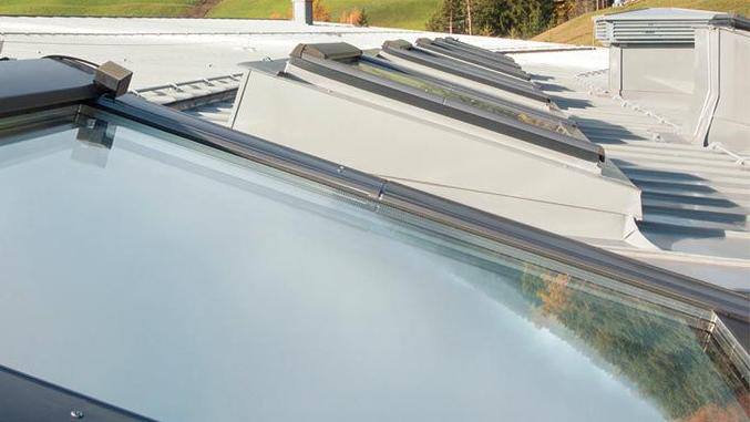 Finestra per tetti Roto a bilico con supporto per copertura tetto piano. Riqualificazione energetica per maggior benessere negli ambienti. Hotel Gitschberg Maranza