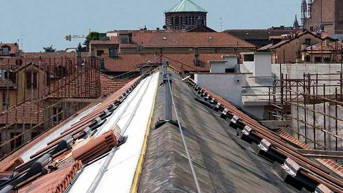 Copertura edificio pubblico a Monza con finestre per tetti Roto: pre-assemblate, 3 isolanti premontati per evitare dispersioni energetiche, ridurre i consumi ed eliminare errori di posa contro fenomeni di umidità e condensa.