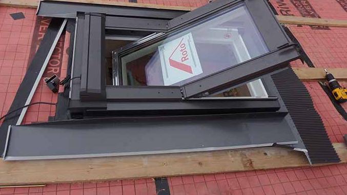 Esempio di installazione sul tetto di una finestra per tetti Roto già isolata di serie. Prestazioni energetiche di eccellenza.
