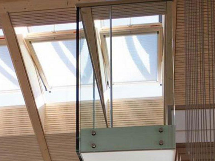 Finestra da tetto Roto a bilico in legno, apertura elettrica 