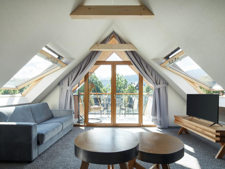Finestre per tetti Roto manuali in legno per case a consumo energetico quasi zero (nZEB)