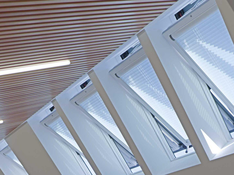 Finestre da tetto in batteria: più salubrità dell'aria, luce e protezione in casa