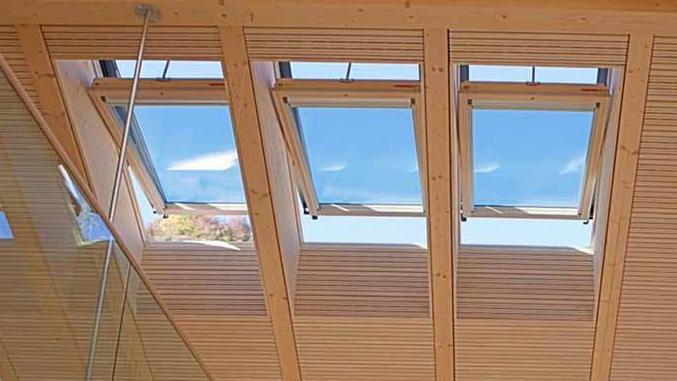 Finestre per tetti con apertura a bilico, elettriche, posizionate oltre 3 metri di altezza, con chiusura automatica in caso di pioggia, impianto domotico.