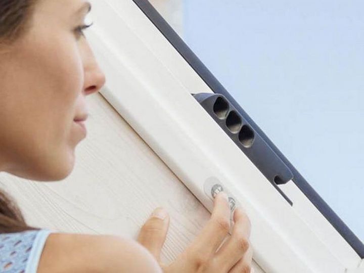 Finestre per tetti Roto in PVC, apertura totale anta a compasso, sistema elettrico integrato nell'anta della finestra. Puro Hi-Tech