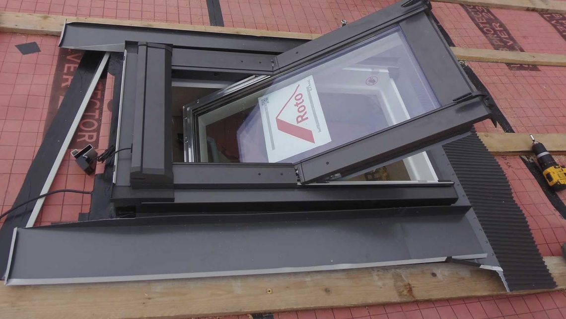 Esempio di installazione sul tetto di una finestra per tetti Roto già isolata di serie. Prestazioni energetiche di eccellenza.